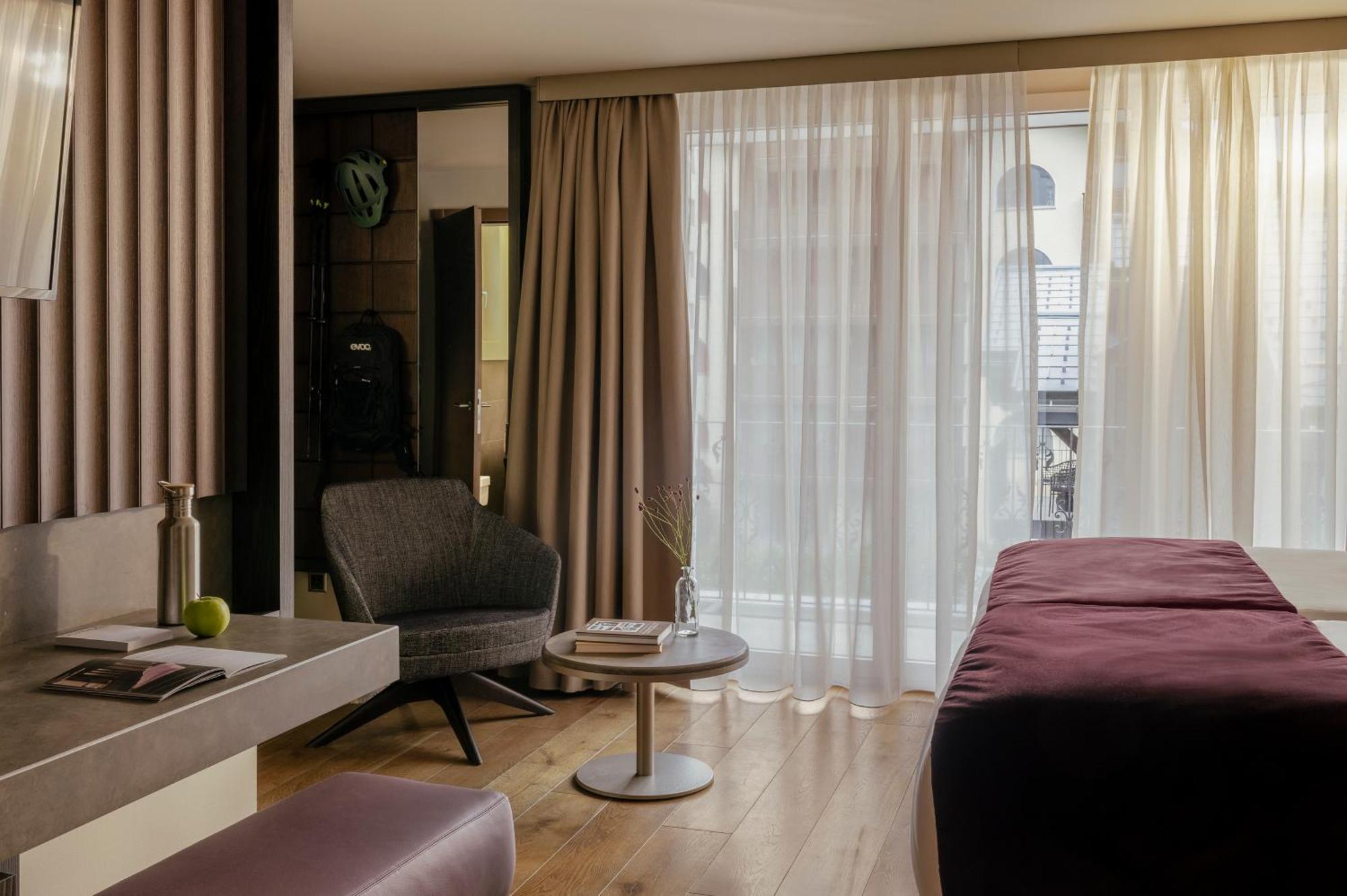 Schloss Zermatt - Cbd & Adaptogenic Spa And Sport Hotel Exterior photo
